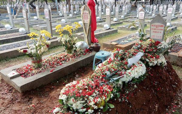 Makam Presiden ke-3 RI  Bacharuddin Jusuf (BJ) Habibie berdampingan dengan sang istri, Ainun Habibie di Taman Makam Pahlawan (TMP) Kalibata, Jakarta Selatan.