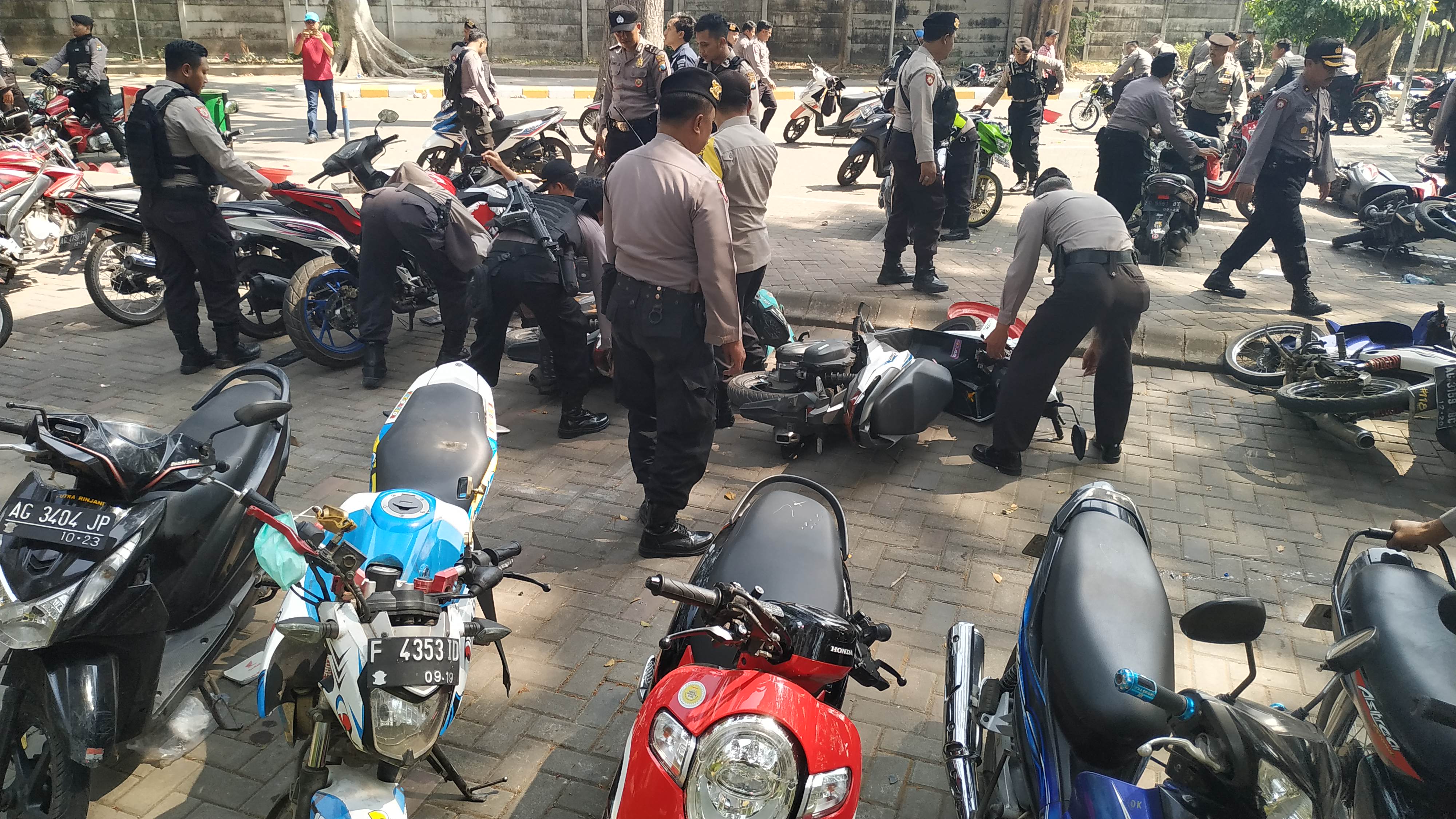 Buntut kerusuhan antar suporter, ratusan sepeda motor rusak. (Foto: Fendy/ngopibareng.id)