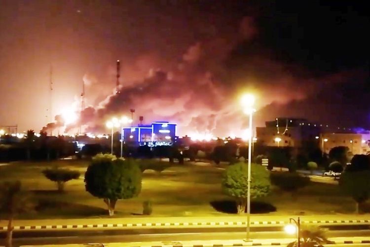 Aramco terbakar di Abqaiq dan Khurais, kawasan timur Saudi. (Foto: youtube)