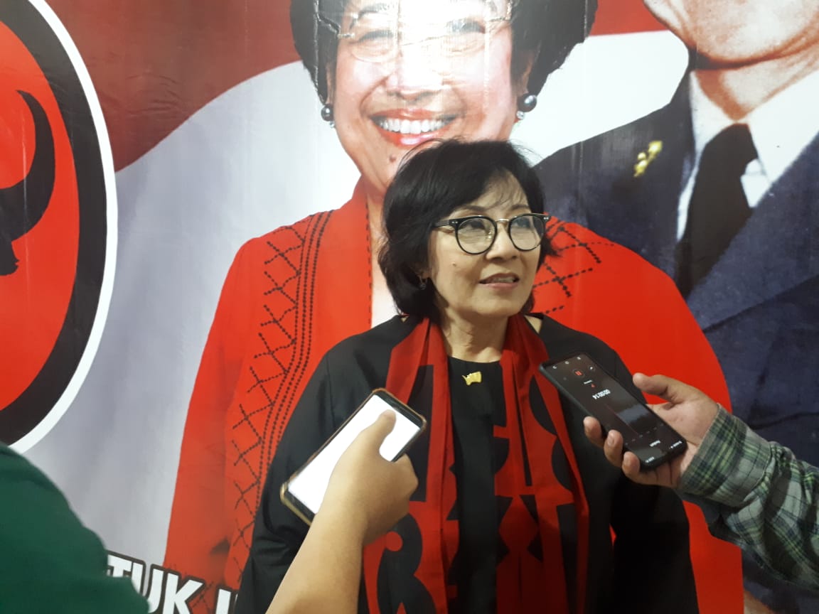 Wakil Bendahara Dewan Pimpinan Daerah PDI Perjuangan Jawa Timur AI Sulistyorini saat menjelaskan pendaftaran bacawali bacawawali Surabaya. (Foto: Alief/ngopibareng.id)