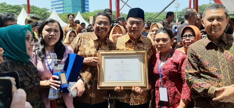 Lilin, foto bersama piala yang diberikan dari Mendikbud. (Foto: Dok Humas)