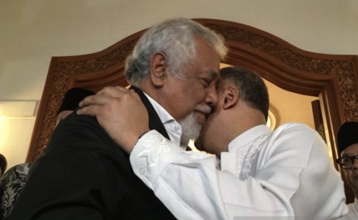 Presiden pertama Timor Leste, Xanana Gusmao (kiri) berpelukan dengan putra BJ Habibie, Ilham Akbar Habibie (kanan), ketika melayat ke kediaman mendiang di Jakarta, Sabtu 14 September 2019. (Foto: Dok/Antara)