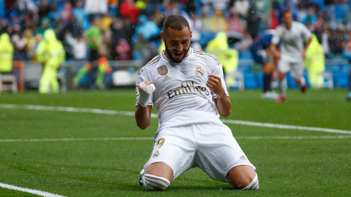 Karim Benzema melakukan selebrasi setelah mencetak gol ke gawang Levante. (Foto: Twitter/@realmadrid)