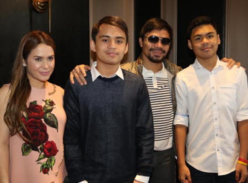 Manny Pacquiao bersama keluarga. Si sulung Jimuel (bersweater) mulai mengikuti jejak ayahya sebagai petinju.