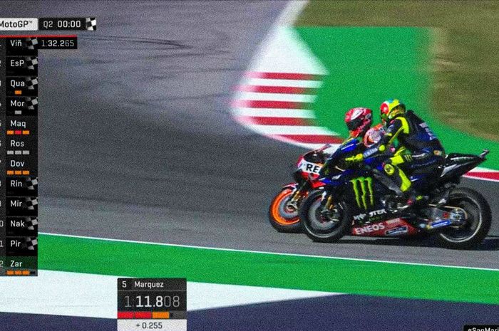 Valentino Rossi melakukan pengereman mendadak di tikungan 14, sehingga menghambat laju Marc Marquez.