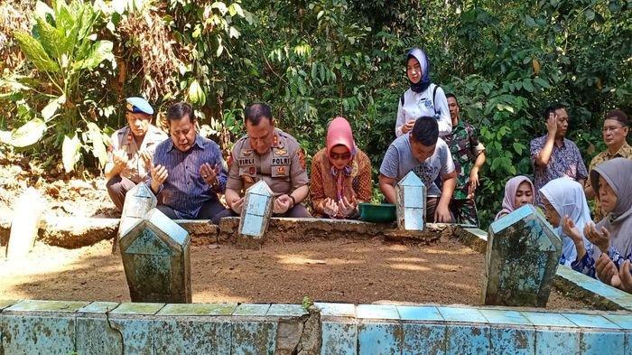 Kapolda Sumatera Selatan, yang terpilih sebagai Ketua Komisi Pemberantasan Korupsi (KPK) periode 2019-2023, Firli Bahuri ziarah atau nyekar ke makam orangtuanya di kampung halaman, Desa Lontar, Kecamatan Muarajaya, Kabupaten Ogan Komering Ulu (OKU). (Foto: Dok. Polda Sumsel)