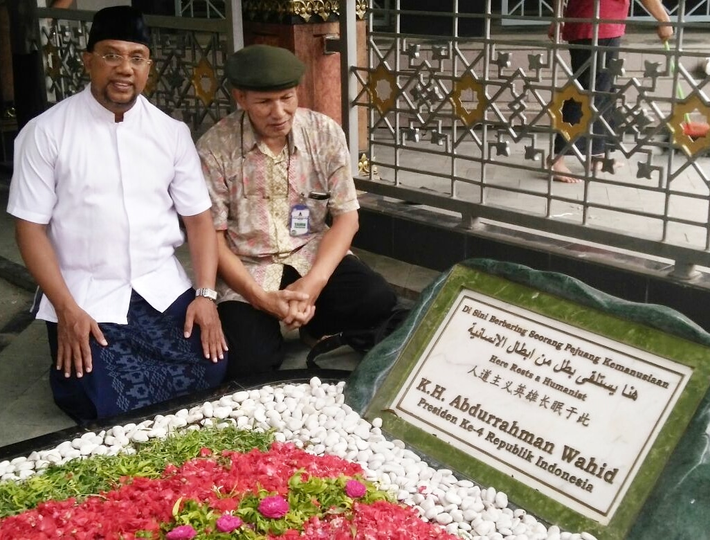 Pembina Mualaf Masjid Agung Sunda Kelapa Menteng Jakarta Pusat Ahmad Christoper Kainama ( kanan hem putih) saat berzirah di makam Presiden ke-4 RI KH Abdurrahman Wahid ( Gus Dur ) di Ponpes Tebuireng, Jombang. (Foto: Istimewa)