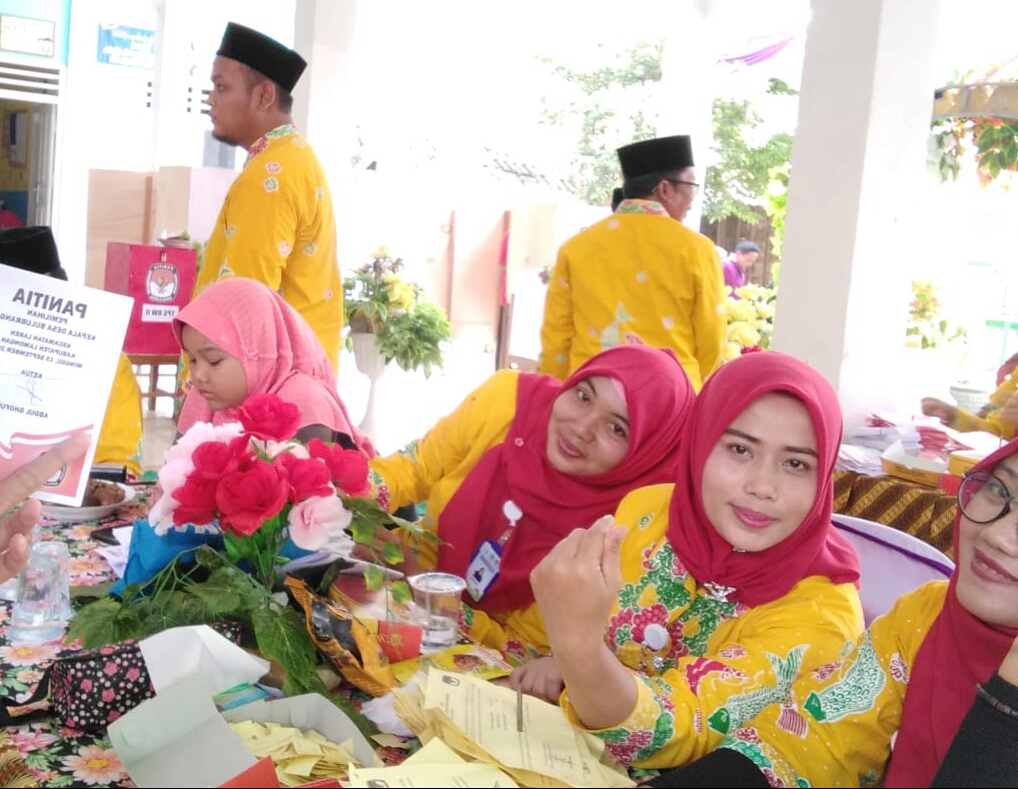 Panitia Pilkades disetting Seperti Penerima Tamu Pesta Pernikahan. (Foto: Nasih/ngopibareng.id)