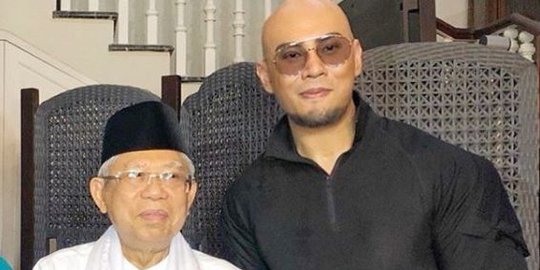 Kacamata tak pernah lepas dari penampilan Deddy Corbuzier. 