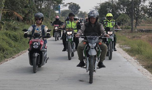 Bupati Lamongan Fadeli saat sidak Pilkades Serentak menggunakan motor. (Foto: Istimewa)