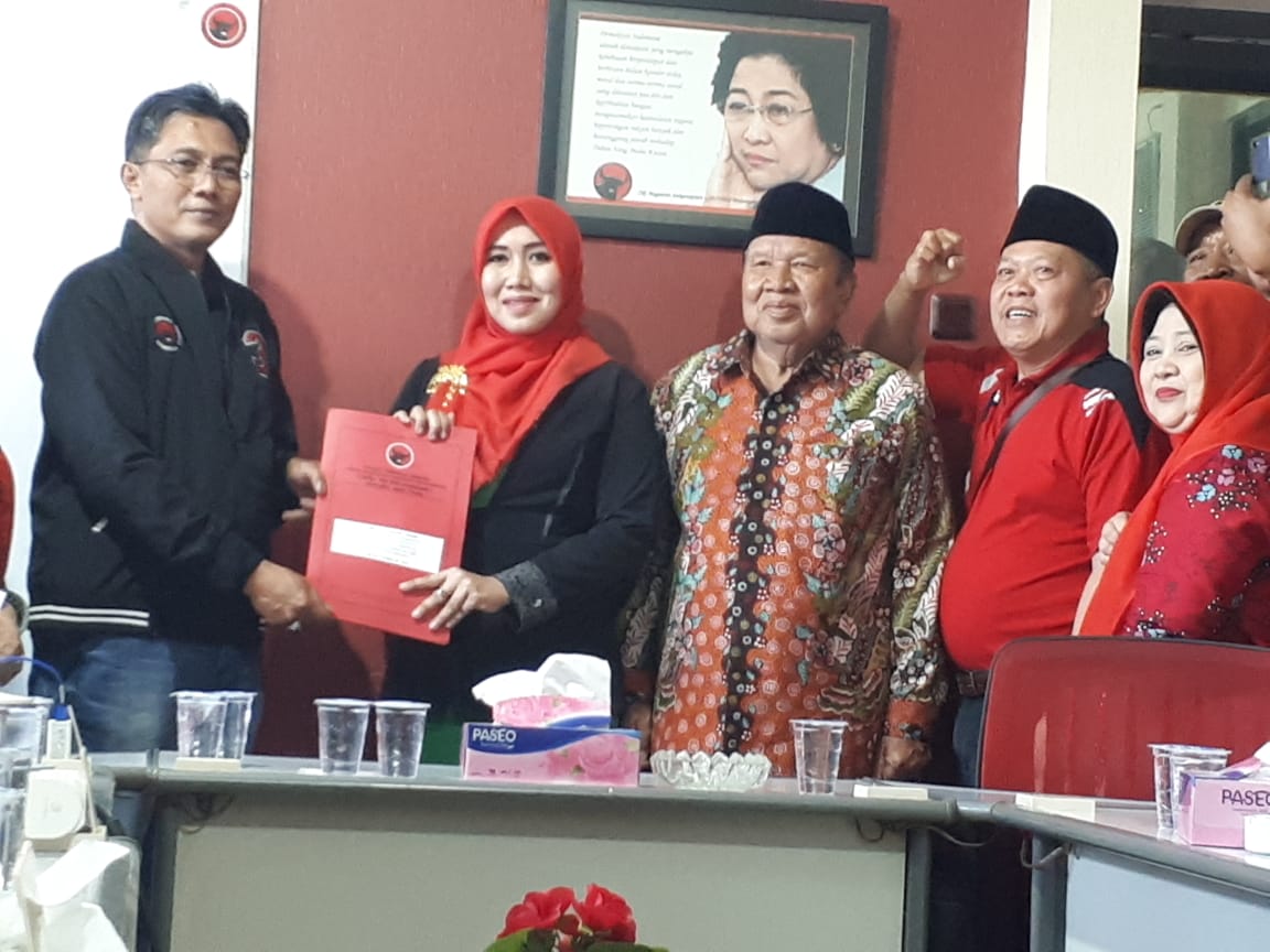 Lia saat mengembalikan formulir ke DPD PDIP. (Foto: Alief/ngopibareng.id)