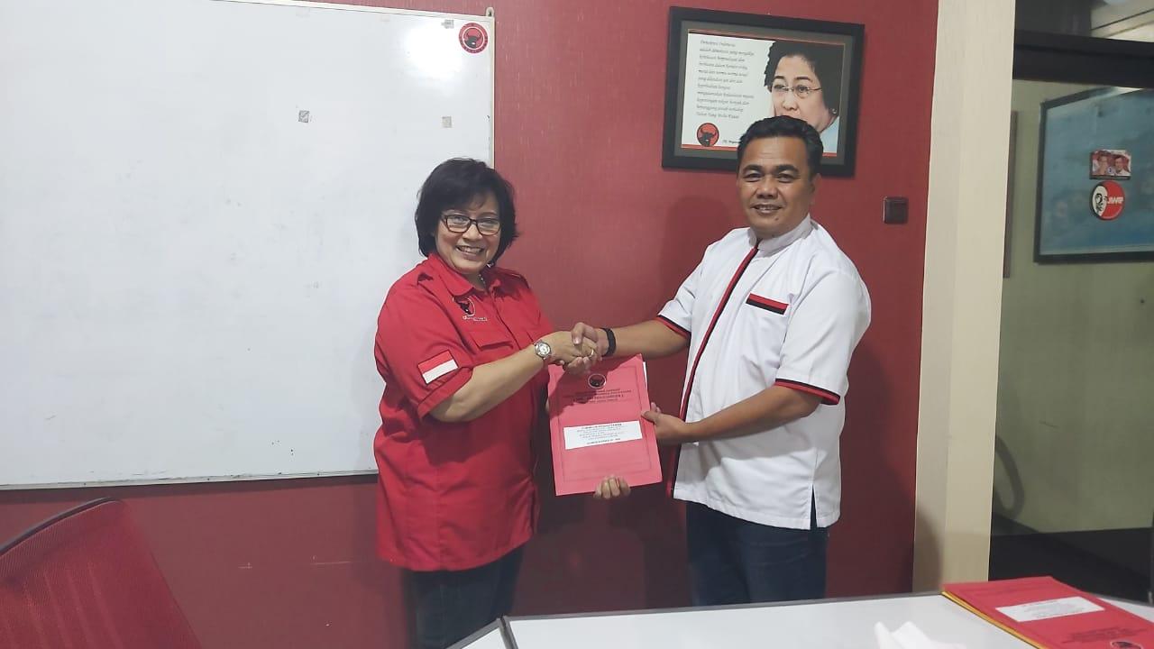 Warsito saat mendaftar menjadi bakal calon Wali Kota Surabaya dari DPD PDI Perjuangan Jawa Timur beberapa waktu lalu. (Foto: Alief/ngopibareng.id)  