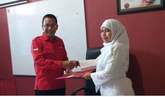 Dwi Astuti Warsito saat mendaftar menjadi bakal calon Wali Kota Surabaya dari DPD PDI Perjuangan Jawa Timur beberapa waktu lalu. (Foto: Alief/ngopibareng.id)  