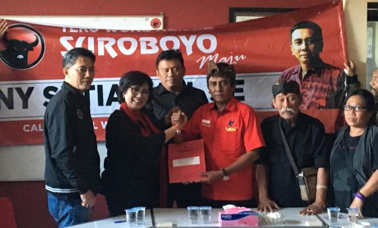 Onny Setiawan saat mendaftarkan diri di DPD Perjuangan Jawa Timur. (Foto: Istimewa)
