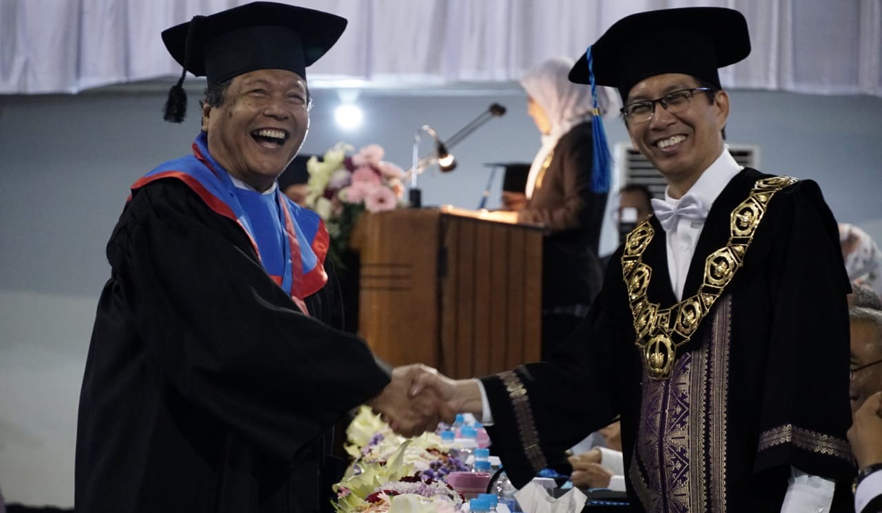 Soejoto Gondosurohardjo saat berjabat  tangan dengan rektor ITS saat prosesi wisuda (Foto: Istimewa) 