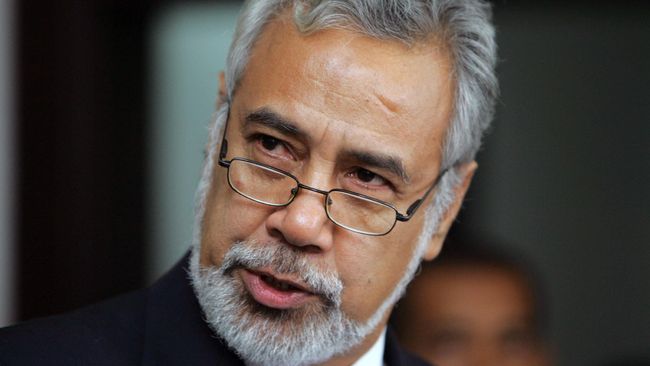 Xanana Gusmao menyematkan simbol sains dan teknologi di salah satu bagian Jembatan Habibie di Kota Dili untuk mengenang jasa Bapak Teknologi itu di Timor Leste. (Foto: Gary Ramage/Pool)