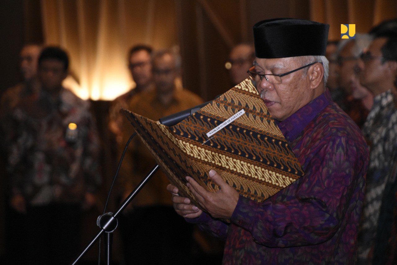 Menteri Basuki saat melantik pejabat tinggi di lingkungan Kementerian PUPR. (Foto: PUPR)