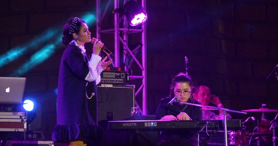 Andien berkolaborasi dengan Adelina, anak berkebutuhan khusus (ABK) membawakan lagu 'Gemintang', Minggu, 16 September 2019 di Atlantis Land, Surabaya. (Foto: Istimewa) 