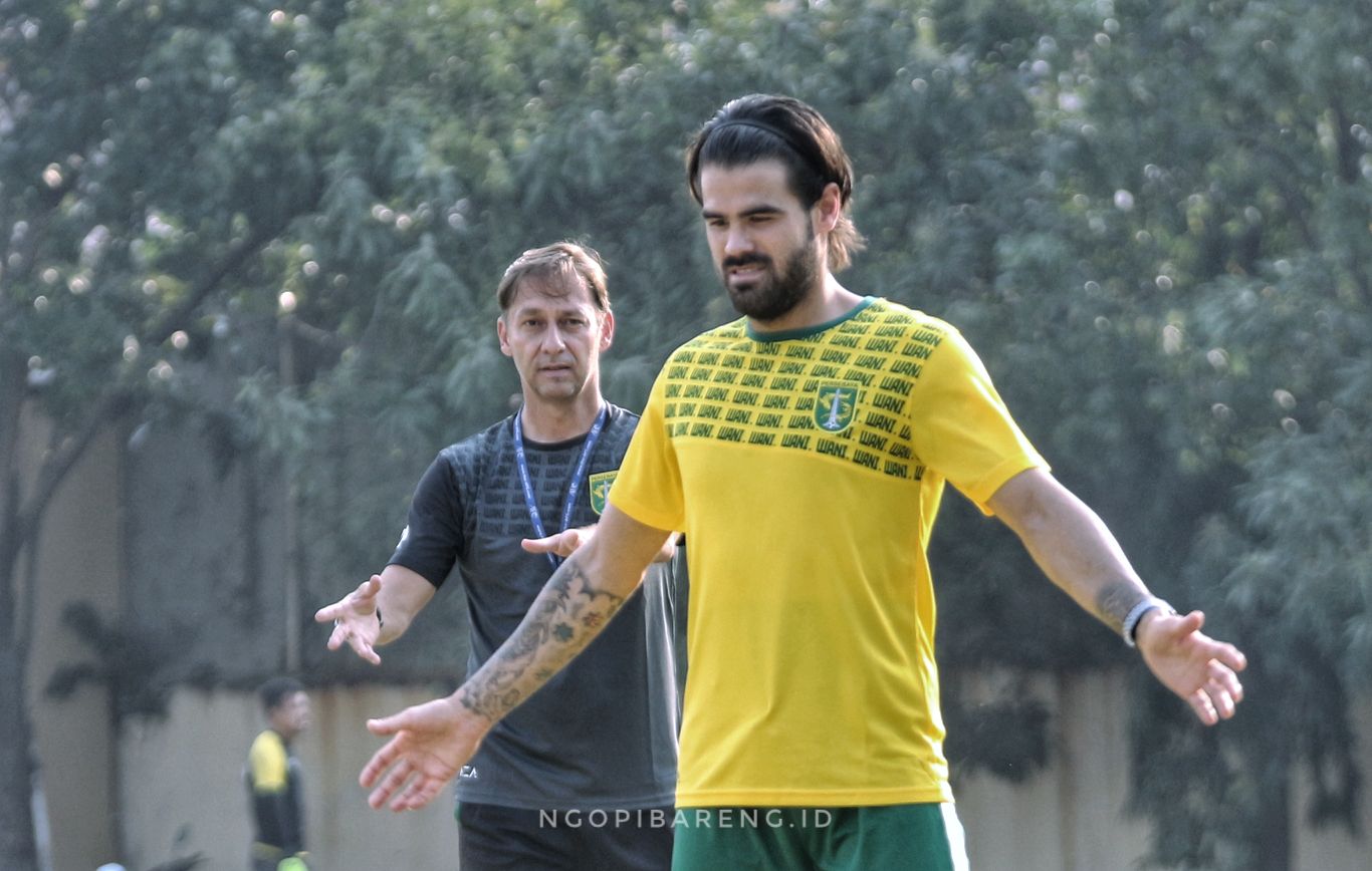 Aryn Williams resmi terdaftar jadi pemain Persebaya. (Foto: Haris/ngopibareng.id)