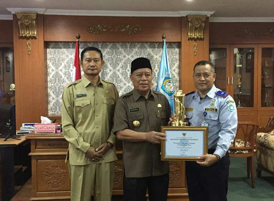 Bupati Fadeli ditemani Sekda Lamongan, saat memamerkan penghargaan dari Kemenhub. (Foto: Nasih/ngopibareng.id)