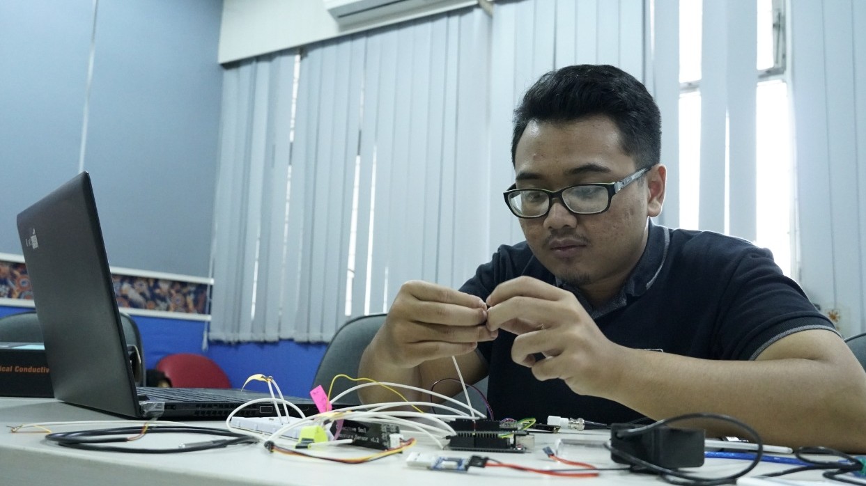 Hipzul Achmad Jabbar, mahasiswa Departemen Sistem Informasi (SI), Institut Teknologi Sepuluh Nopember (ITS), saat menunjukan rancangan sistem deteksi penyubur tanah. (Foto: Istimewa) 