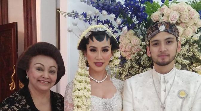 Tienuk Riefki berpose setelah mendandani pengantin Aditya Trihatmodjo, anak Bambang Trihatmodjo (Bambang Soeharto), dan istrinya Kezia Toemion. (Foto: Instagram @tienukriefki)