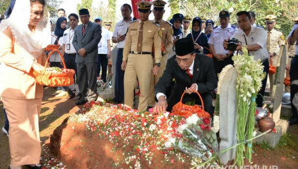 Menhub Budi Karya ziarah ke taman makam pahlawan, Senin, 16 September 2019. (Foto: Dok/Kemenhub)