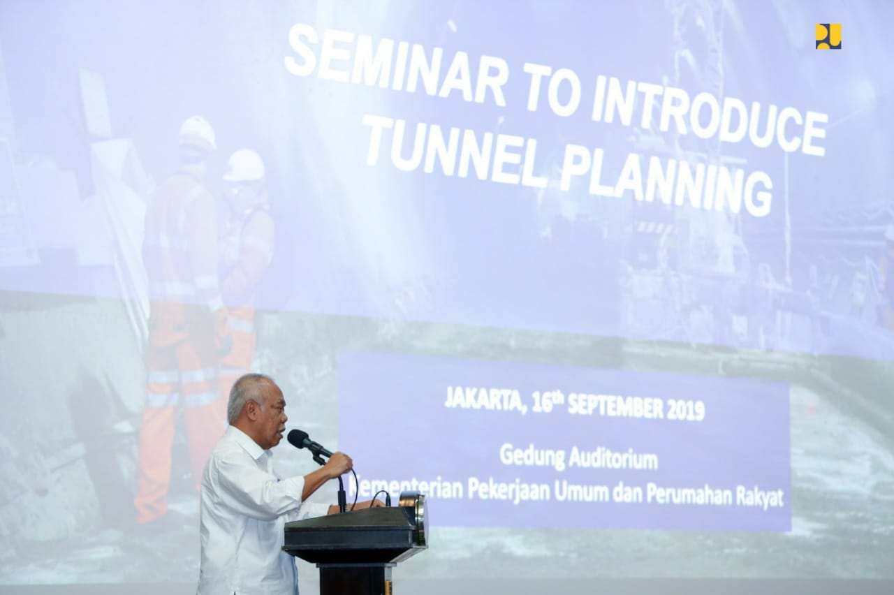 Menteri PUPR Basuki Hadimuljono pada acara Seminar To Introduce Tunnel Planning and Technology, yang diselenggarakan atas kerjasama Kementerian PUPR dan Japan International Cooperation Agency (JICA) dengan narasumber utama Prof. Nobuharu Isago, di Auditorium Kementerian PUPR Jakarta, Senin 16 September 2019. (Foto: Kementerian PUPR)