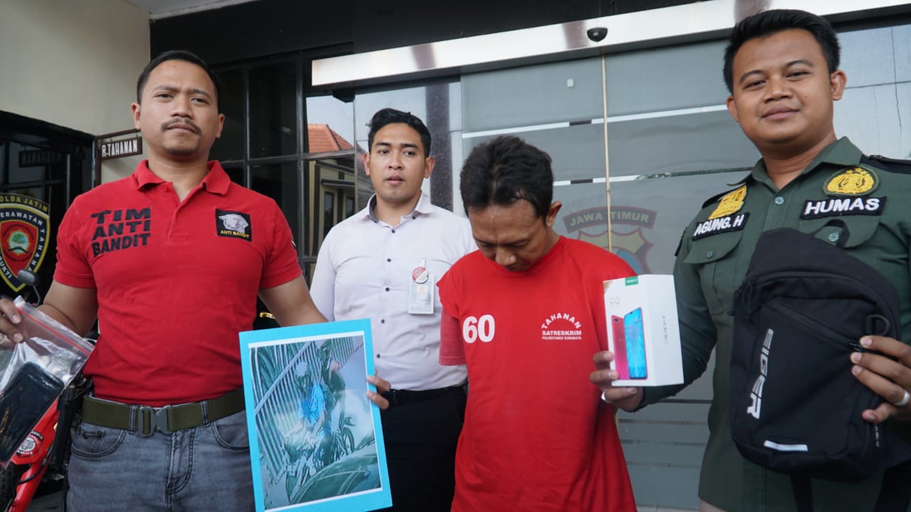 Pelaku berkedok tukang servis AC saat konferensi pers ungkap kasus pencurian dengan kekerasan di Mapolrestabes Surabaya. (Foto: Faiq/ngopibareng.id)