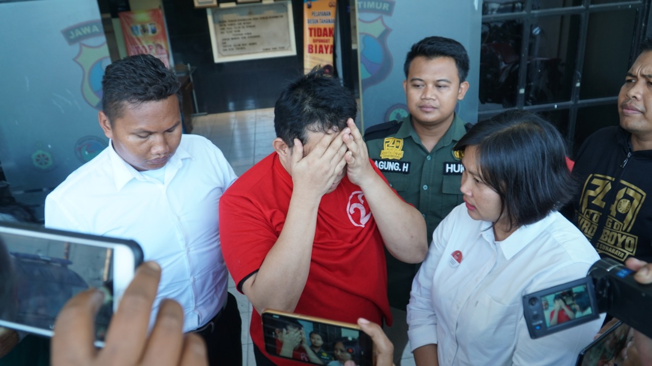 Pelaku pencabulan anak janda, RD saat gelar perkara dihadapan wartawan di Mapolrestabes Surabaya, Senin 16 September 2019. (Foto: Faiq/ngopibareng.id)