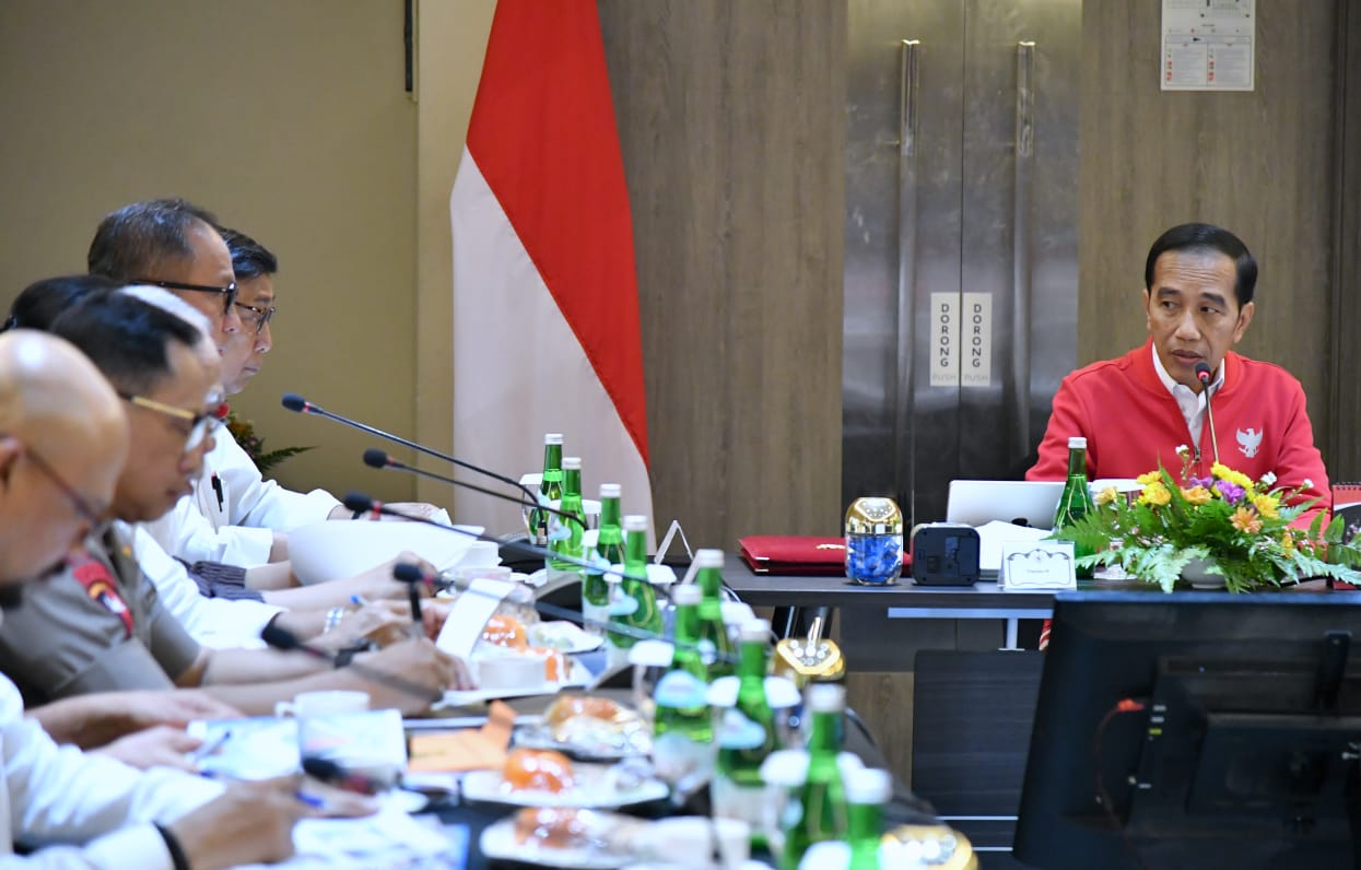 Presiden Joko Widodo (Jokowi) memimpin rapat terbatas di Pekanbaru, Provinsi Riau, membahas kebakaran hutan dan lahan (karhutla). (Foto: BPMI Setpres)