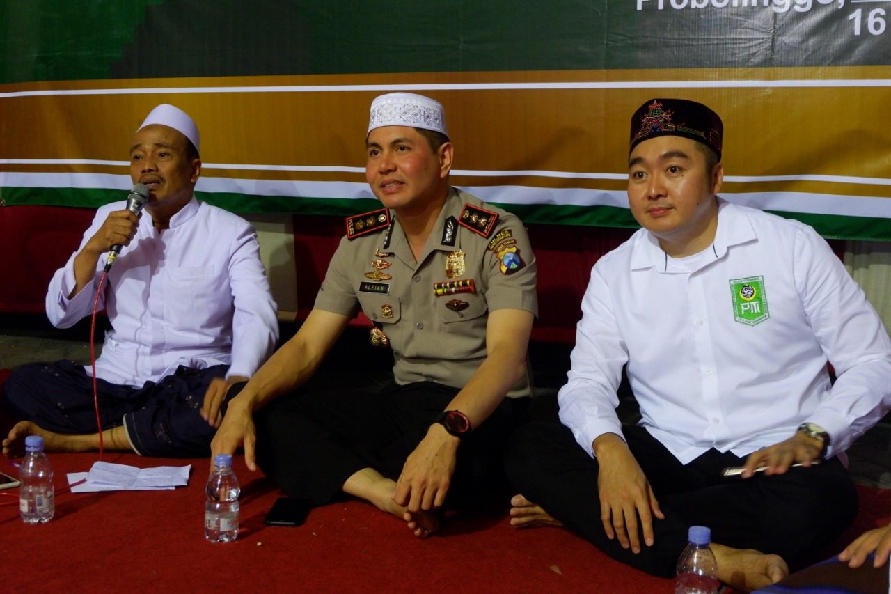 Ketua Umum MUI Kota Probolinggo, KH Nizar Irsyad (kiri) bersama Kapolresta AKBP Alfian Nurrizal dalam acara Mudzakaroh Dai. (Foto: Ikhsan/ngopibareng. id)