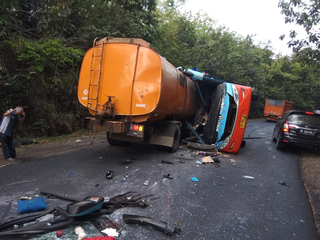 Bus Rosalia Indah AD 1666 CE menabrak truk tangki BE 9291 Y di Way Kanan, Lampung. (Foto: Istimewa) 