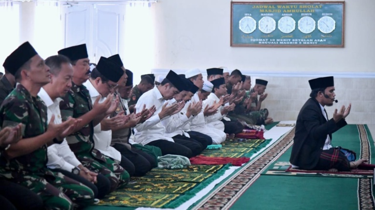 Presiden jokowi salat Istisqa di Masjid Amrullah Kompleks Pangkalan TNI AU Roesmin Nurjadin. (Foto: BPMI Setpres/Laily Rachev)