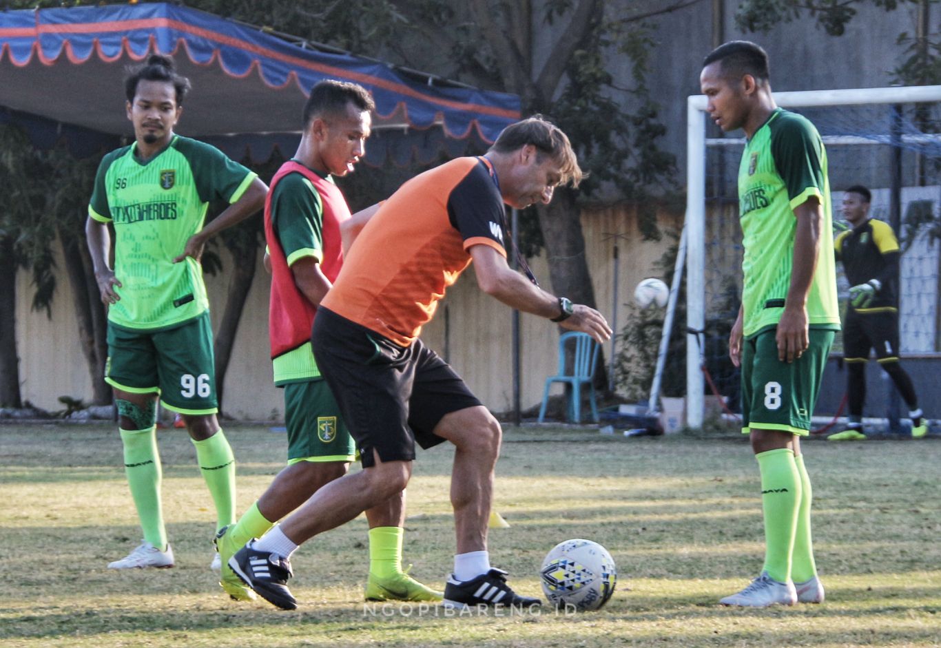 Skuat Persebaya saat dilatih oleh Wolfgang Pikal. (Foto: Haris/ngopibareng)