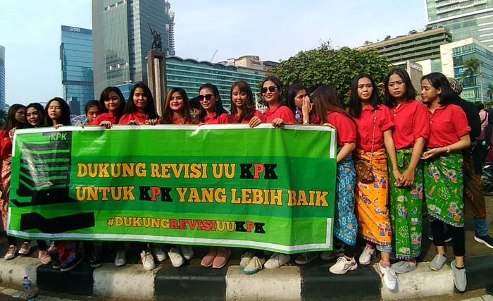 Aksi mendukung Revisi UU KPK juga ada, dilakukan gadis-gadis cantik dengan seragam. (Foto:Antara)