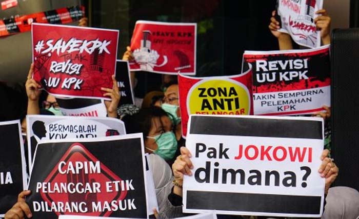 Aksi menolak Revisi UU KPK di halaman Gedung KPK, Jakrta.  (Foto:Antara)