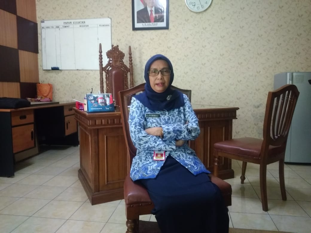 Plt. Kepala Dinas Sosial Kota Malang, Penny Indriani, saat memberikan keterangan terkait pembagian sembako kepada lansia dan difabel. (Foto: Theo/ngopibareng.id)