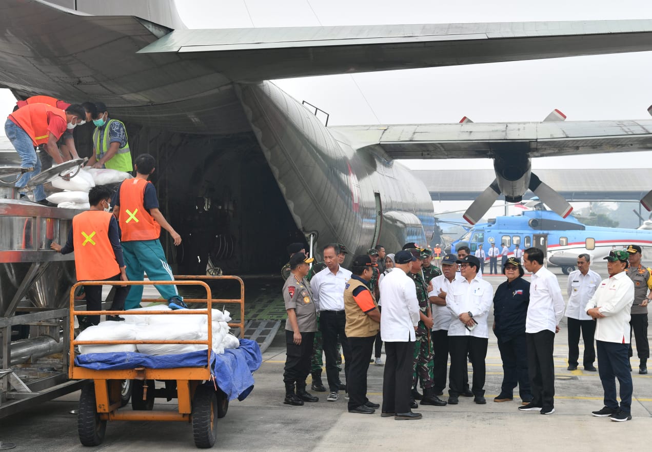 Presiden Joko Widodo meninjau langsung upaya pemadaman kebakaran hutan dan lahan gambut di Bengkulu Provinsi Riau. (Foto: BPMI Setpres)