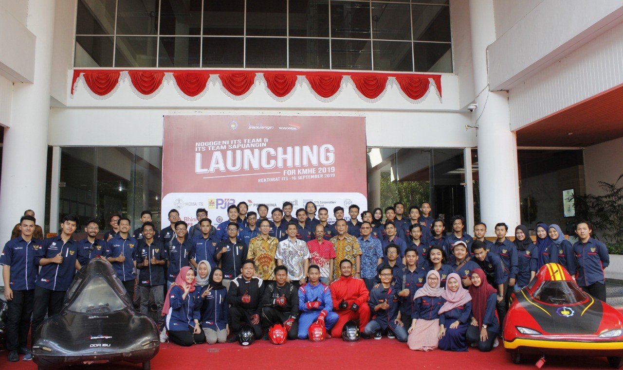 Rektor ITS Prof Dr Ir Mochamad Ashari MEng bersama seluruh anggota tim Nogogeni dan tim Sapuangin. (Foto: Istimewa) 