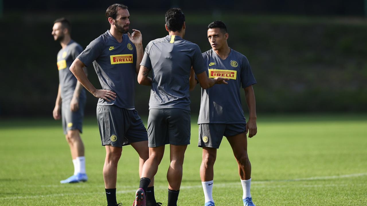 Bek Inter Milan, Diego Godin (kiri) berbincang dengan Antonio Candreva dan Alexis Sanchez selama sesi latihan tim di Appiano Gentile, Italia. Inter Milan akan bertanding melawan Slavia Praha pada grup F Liga Champions di Giuseppe Meazza, Italia. (Foto: AFP)