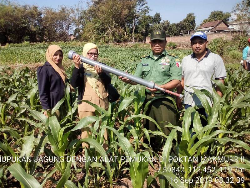 Bati Tuud Koramil 0815/18 Gondang Pelda Rudy Suhartono bersama Koordinator PPL Kecamatan Gondang, Muklisah, SP., saat mensosialisasikan dan mempraktekan alat penabur pupuk jagung tradisional