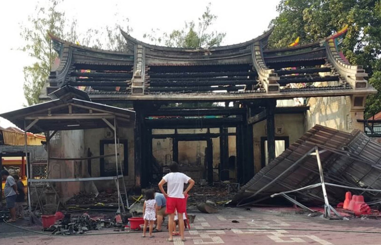 KLENTENG Sumber Naga, Kota Probolinggo yang terbakar habis, 17 Mei 2019. (Foto: Ikhsan/ngopibareng.id)