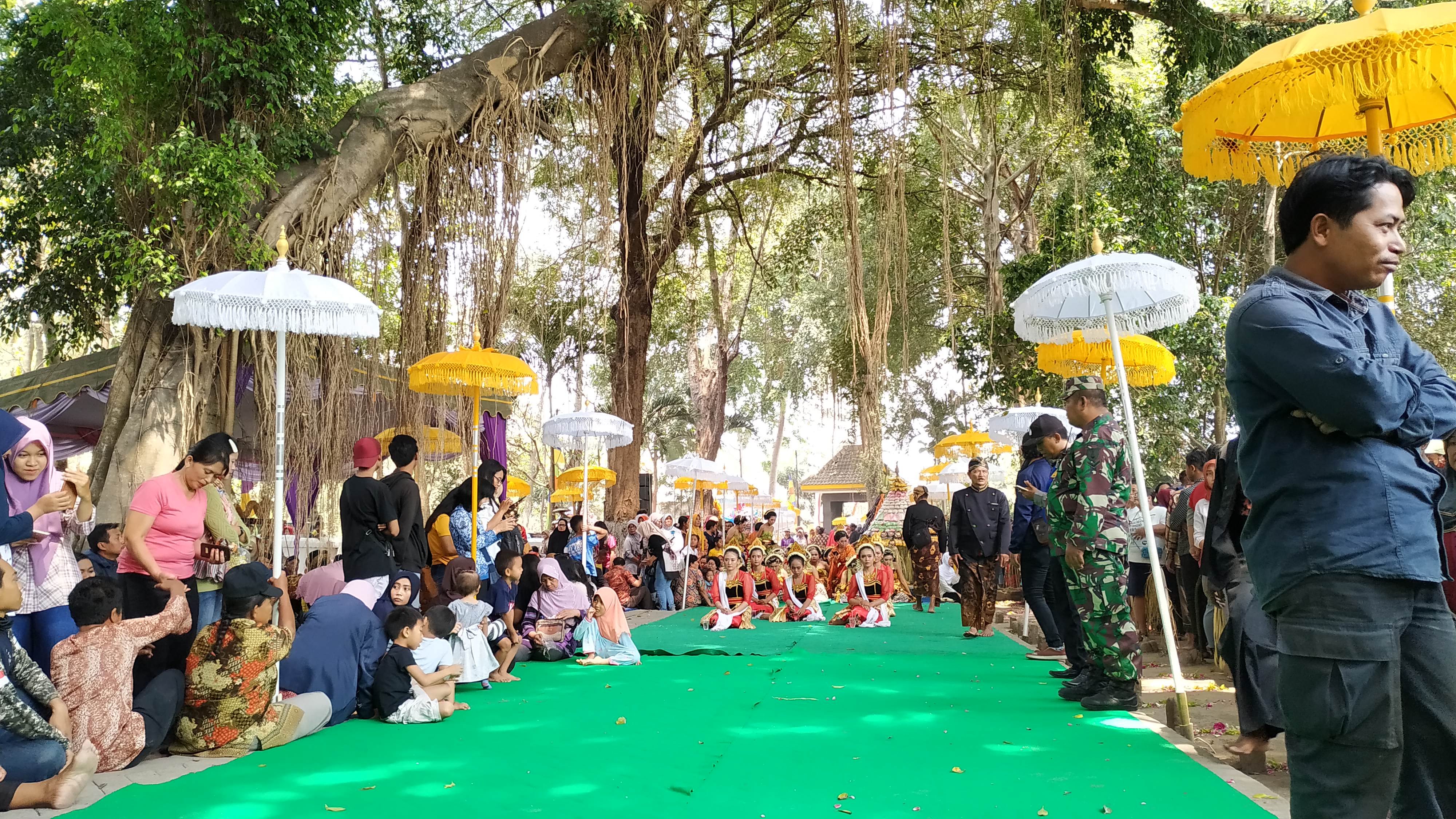 Ritual ziarah punden Prabu Anom sang pendiri Desa Doko. Ritual ini diyakini sudah dijalankan sejak ratusan lalu setiap  memasuki bulan Suro. (Foto: Fendhy/ngopibareng.id)