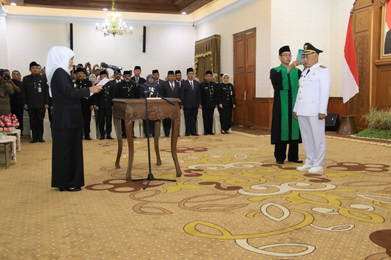 Gubernur Jawa Timur Khofifah Indar Parawansa saat melantik Bupati Malang, Sanusi di Gedung Grahadi, Surabaya. (Foto: Faiq/ngopibareng.id)