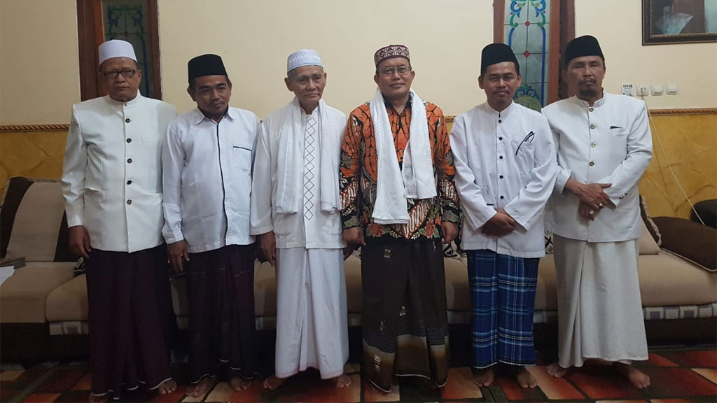 Mudir Aam JATMAN (Jam'iyah Ahlith Thariqal Mu'tabarah an-Nahdliyah), KH. Wahfiudin Sakam bersama para kiai di Madiun. (Foto: jatman/ngopibareng.id)