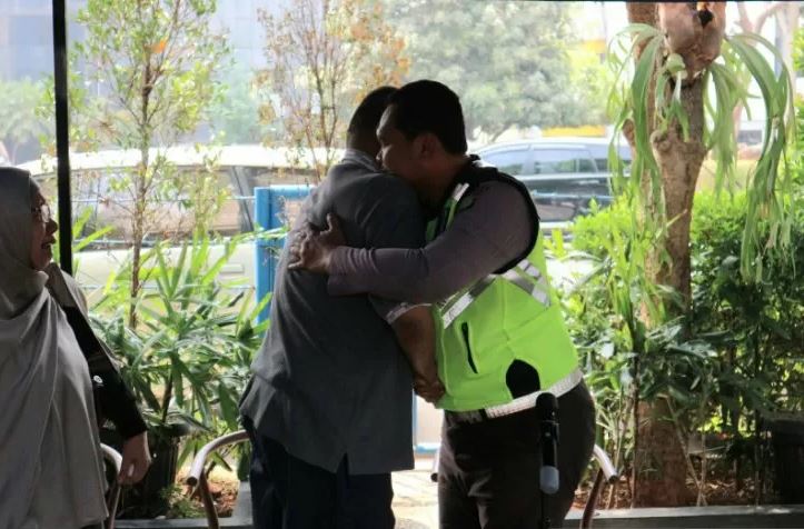  Pengemudi dalam video viral Polantas nemplok di kap mobil, Tavipuddin (kiri), menyampaikan permintaan maafnya secara langsung kepada Bripka Eka Setiawan di Polda Metro Jaya, Jakarta Selatan, Selasa. (Foto: Antara/Fianda Rassat)