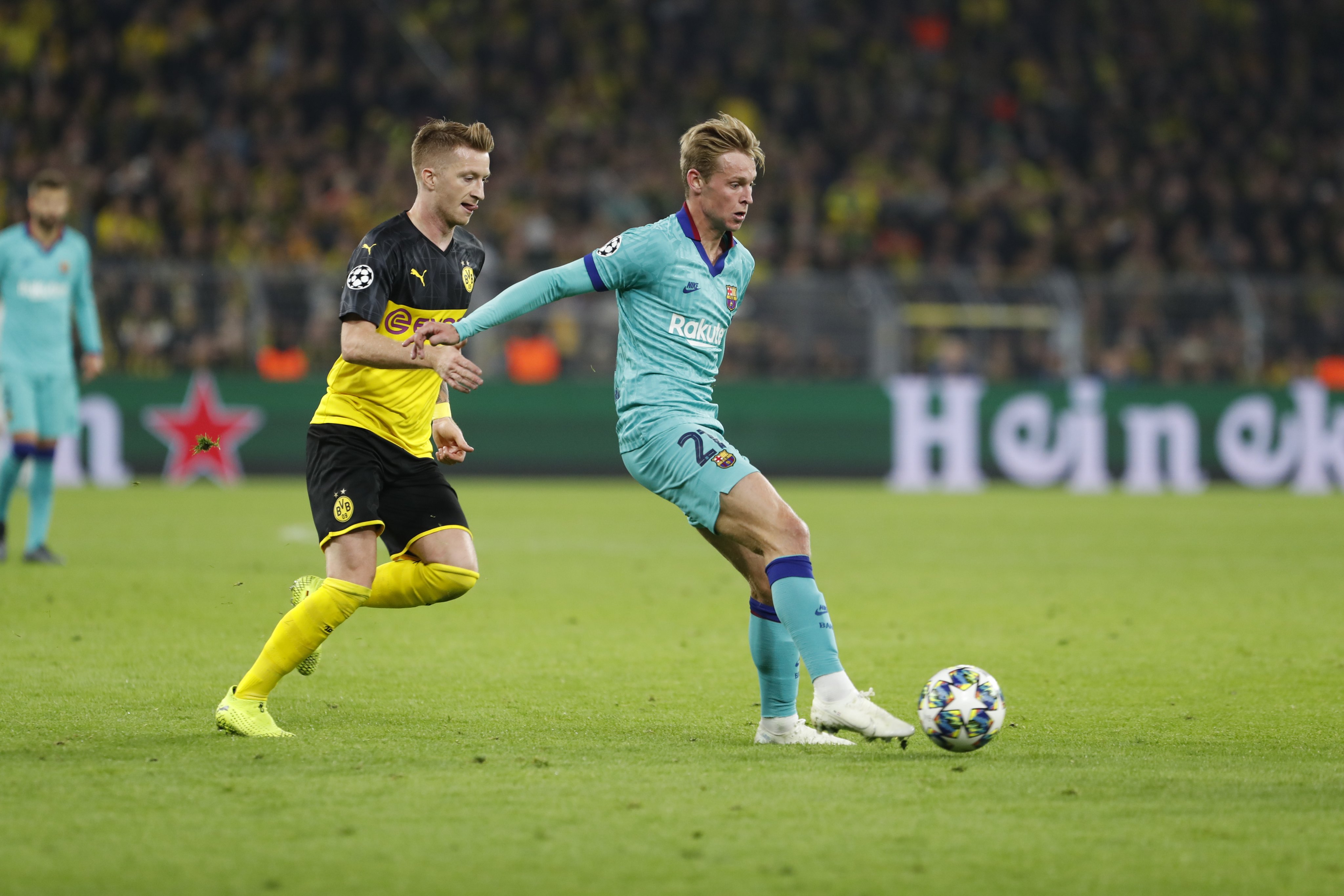 Pemain Barcelona Frankie De Jong saat dikawal Marco Reus. (Foto: Twitter @Barcelona)