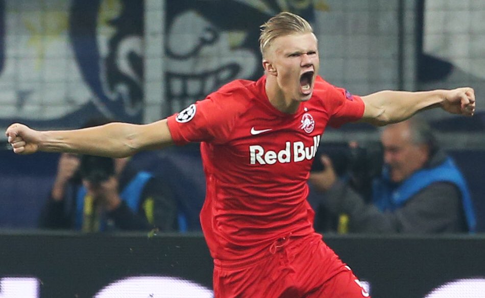 Erling Haland saat merayakan gol yang ia cetak ke gawang KRC Genk dan membawa FC Salzburg menang 6-2. (Foto: Twitter @RedbullSalzburg)