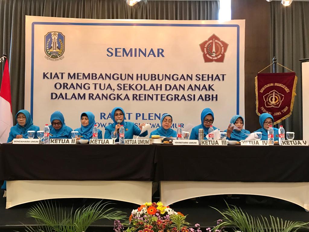 Ketua Umum BKOW Jatim Dra. Hj. Fatma Saifullah Yusuf (tengah), saat membuka seminar bertema “Kiat Membangun Hubungan Sehat Orang Tua, Sekolah dan Anak Dalam Rangka Reintegrasi ABH” yang digelar BKOW Jatim, Selasa 17 September 2019. (Foto: Dok/BKOW)